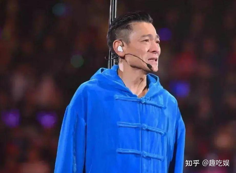 63 岁刘德华演唱会不慎踩空摔倒,疑似受伤,具体情况如何?