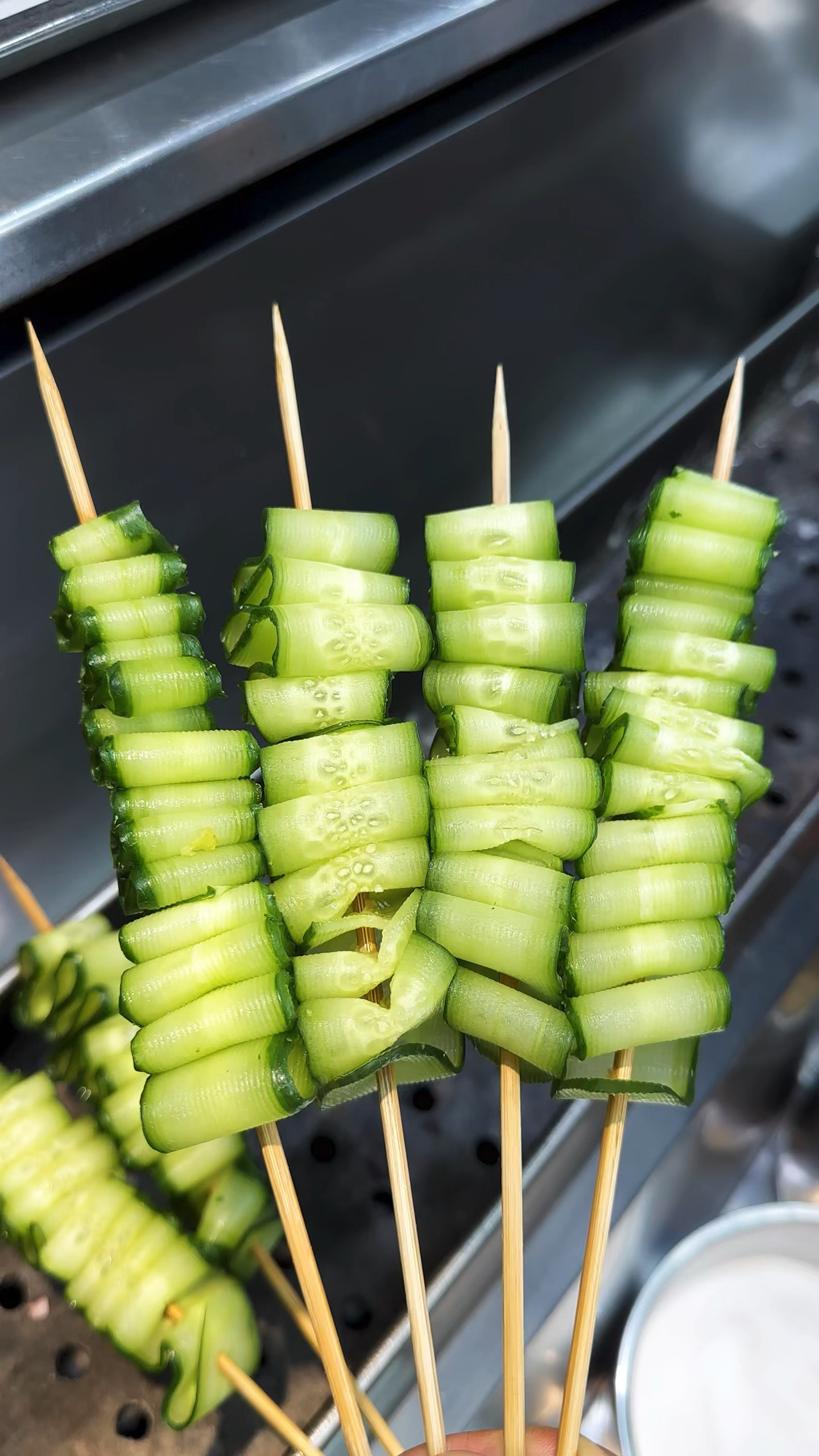 没想到黄瓜烤出来比肉串还好吃要不信的接着往下看