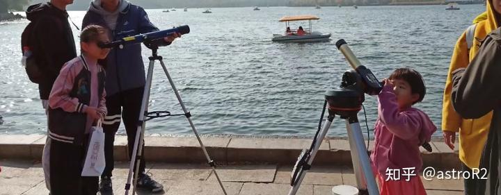 如果不小心用专业的天文望远镜看到太阳，眼睛真的会立即瞎掉么？