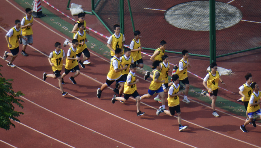 多地调整中考计分方式，降低考试难度，这是否更有利于培养学生的创新精神和实践能力？会造成初高中脱节吗？