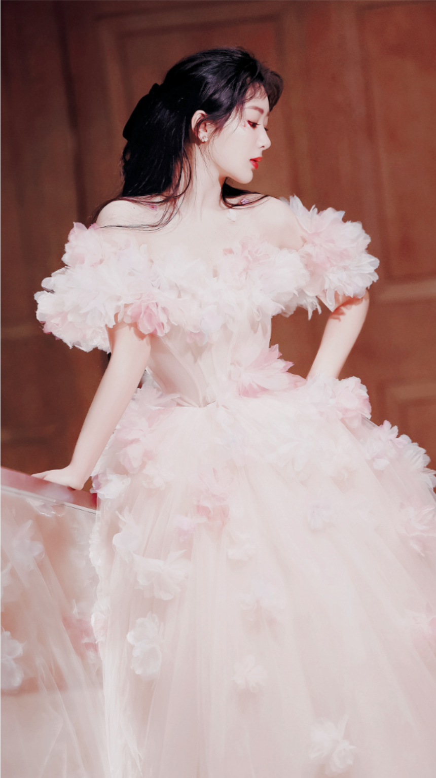 杨紫在湖南卫视 2023 跨年演唱会上的造型怎么样? - 知乎