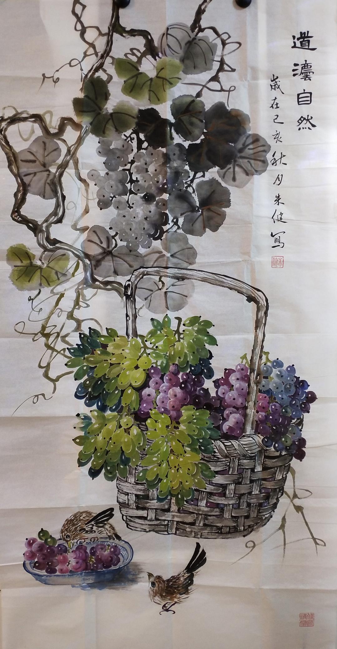 朱健,贵州赫章人,自幼喜欢画画,专攻葡萄,师承全国著名葡萄画家苏保桢