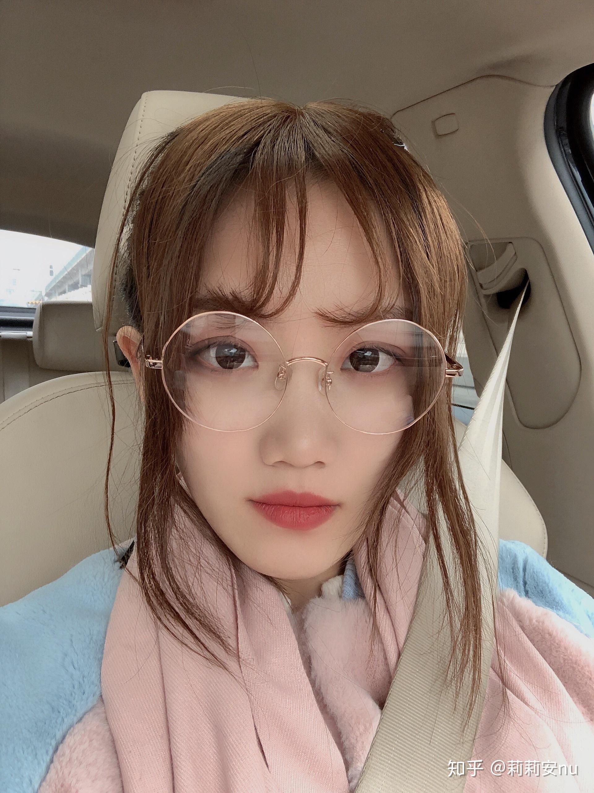 女孩戴眼镜比不戴好看是什么样的感受?