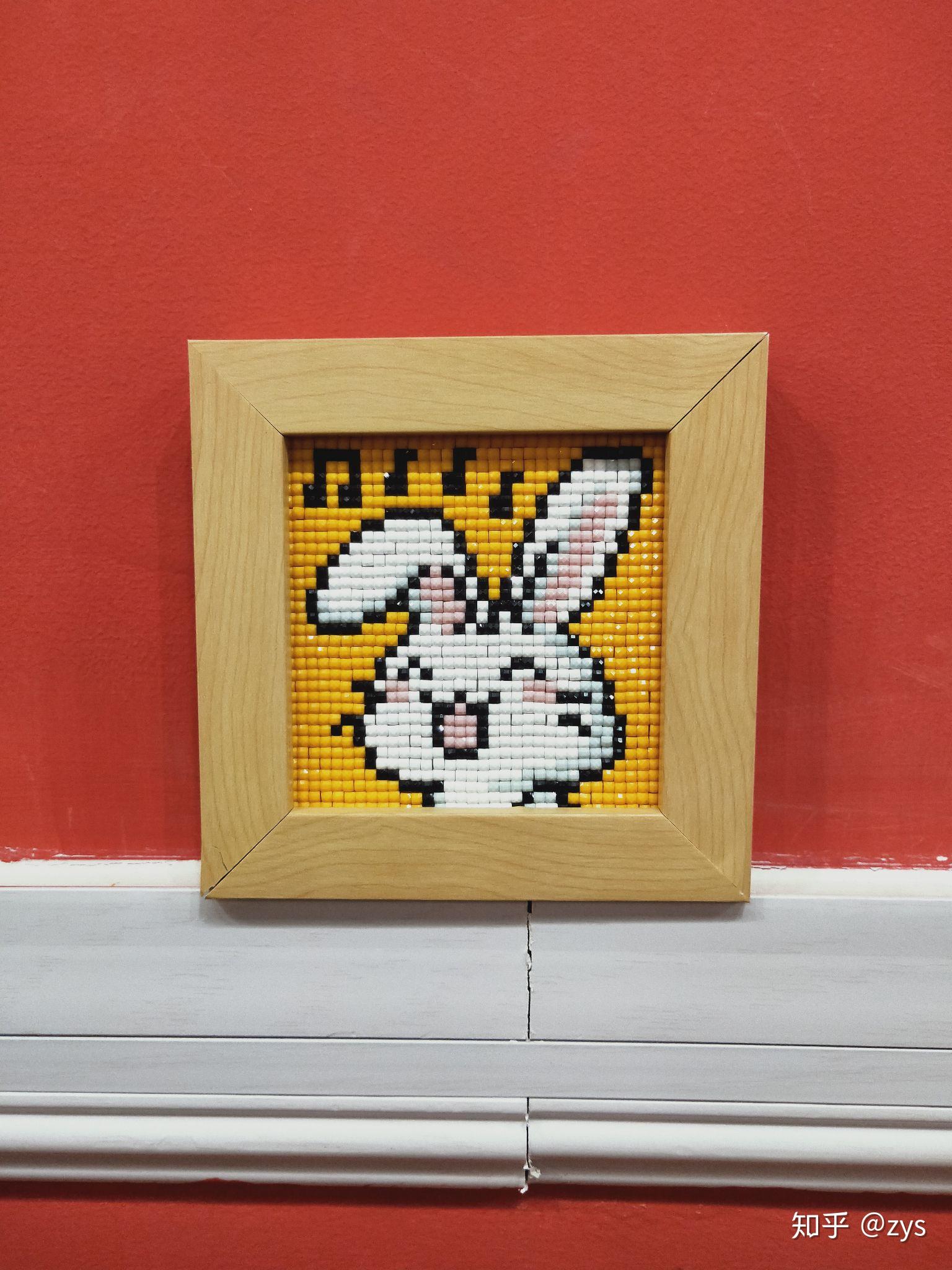 有一种手工,是直径1mm左右的彩色珠子拼成图案做耳坠或者吊坠的,大家