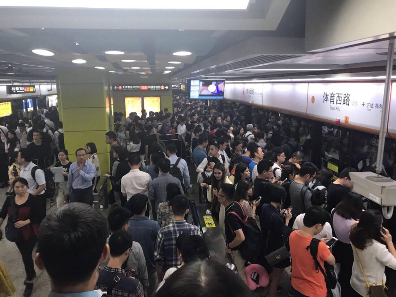 广州地铁3号线早高峰图片
