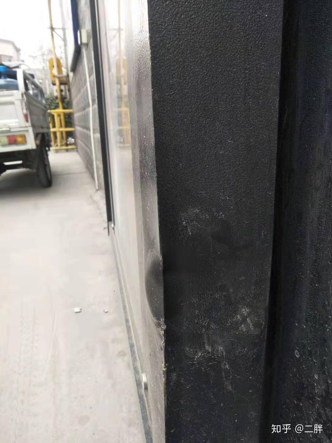 电动车不小心撞上小区的门了,撞变形了一小块,不影响正常使用,物业让赔500,过分吗!? - 知乎