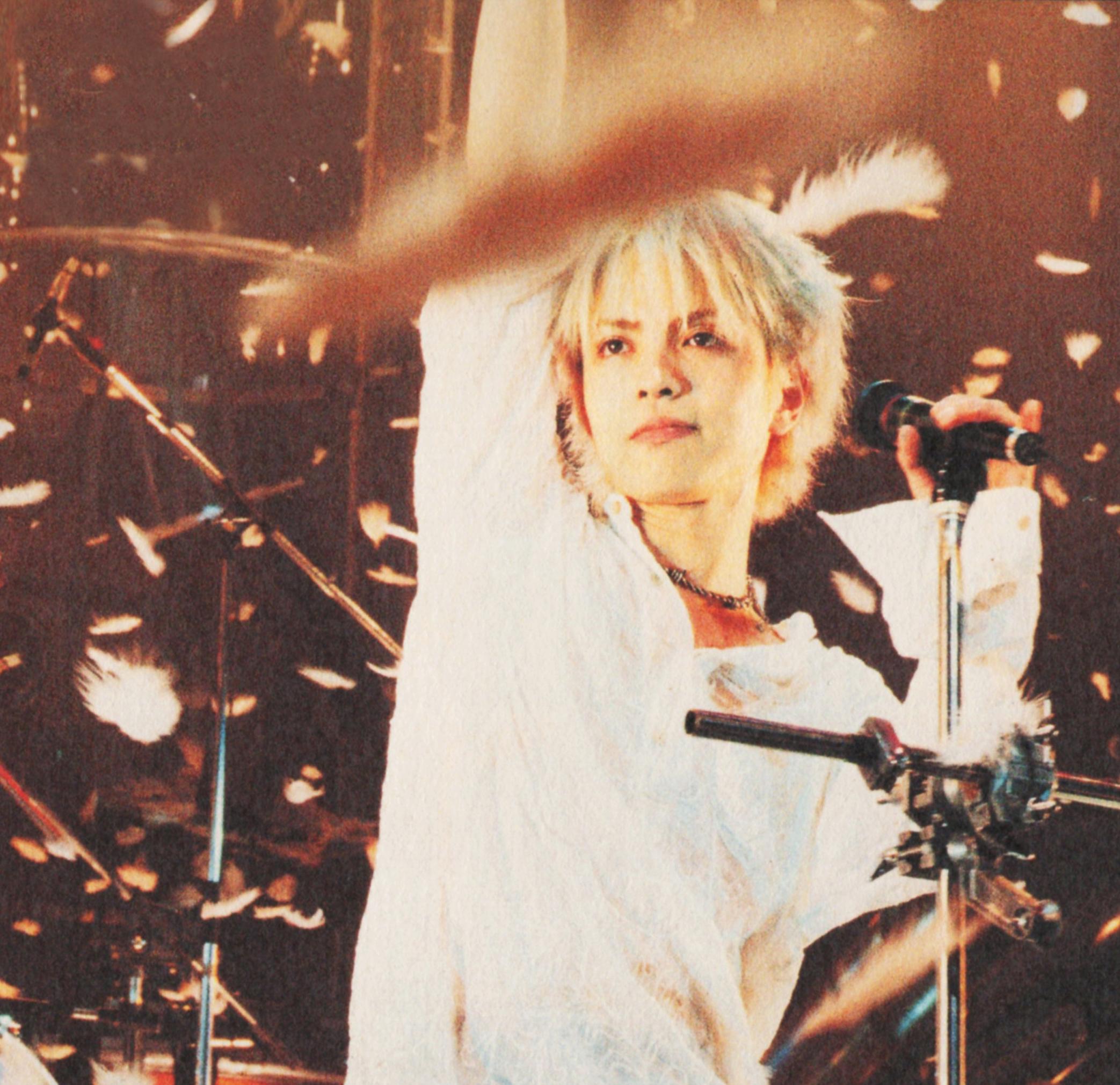 如何评价彩虹乐队主唱hyde的颜?