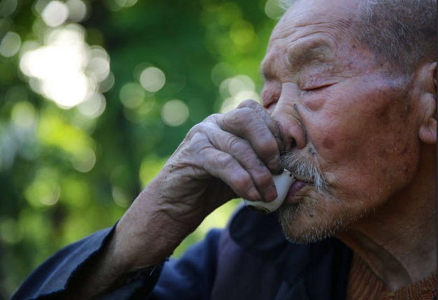 老人孤独饮酒图片图片