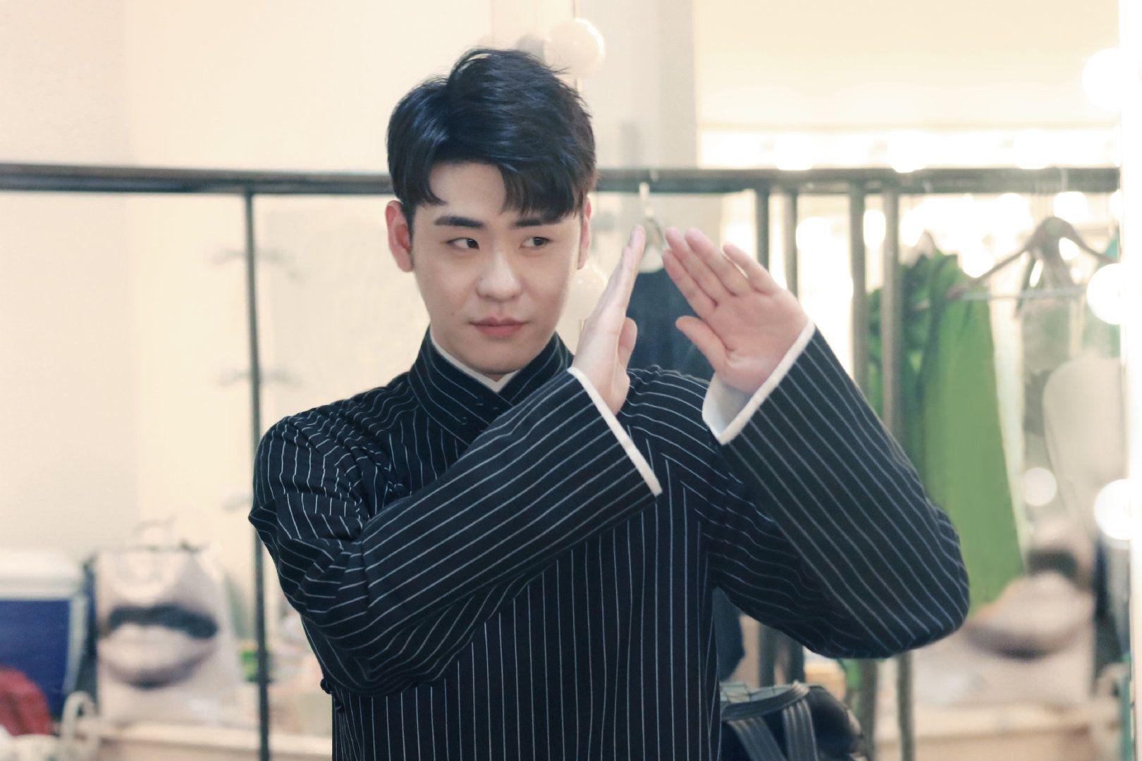 姐妹们最喜欢的张云雷的大褂是哪一件? - 知乎