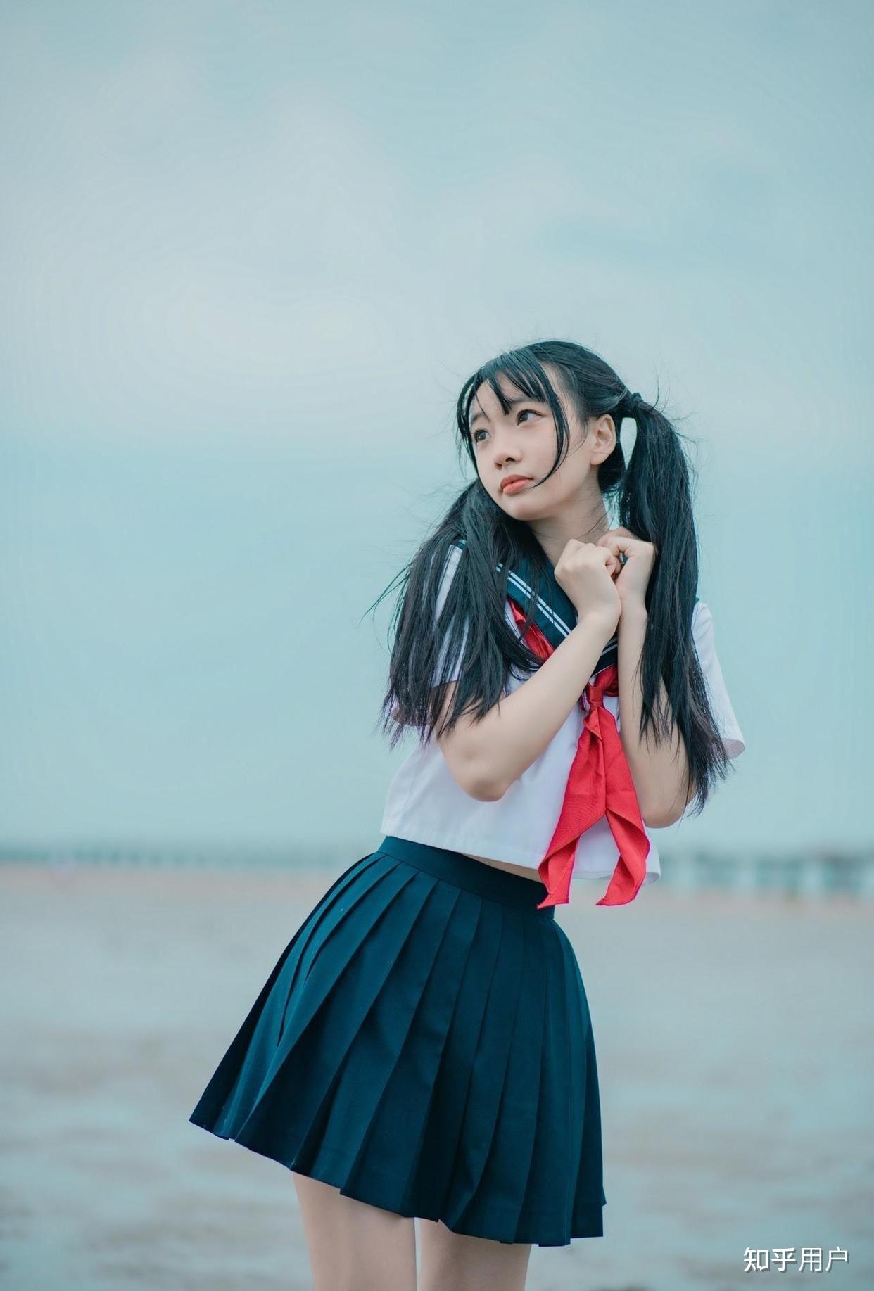 女生穿 jk 制服时可以搭配光脚穿凉鞋吗? - 知乎