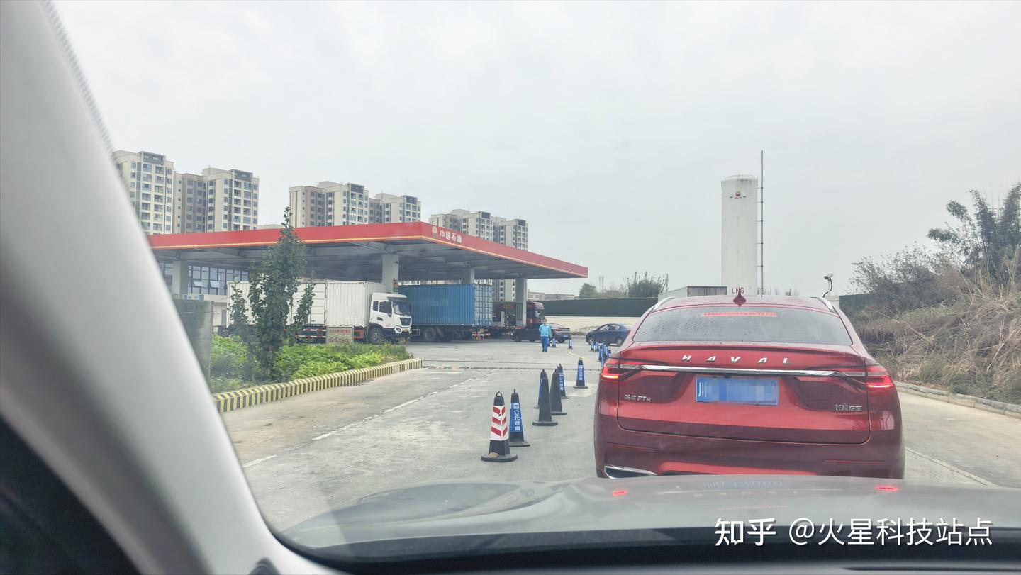 油价涨到9元,比亚迪插混车主一点不焦虑:油耗很低,还可油可电