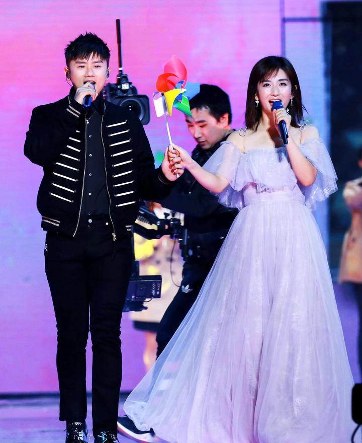 张杰谢娜离婚传言不攻而破两人庆祝12周年街头散步过二人世界