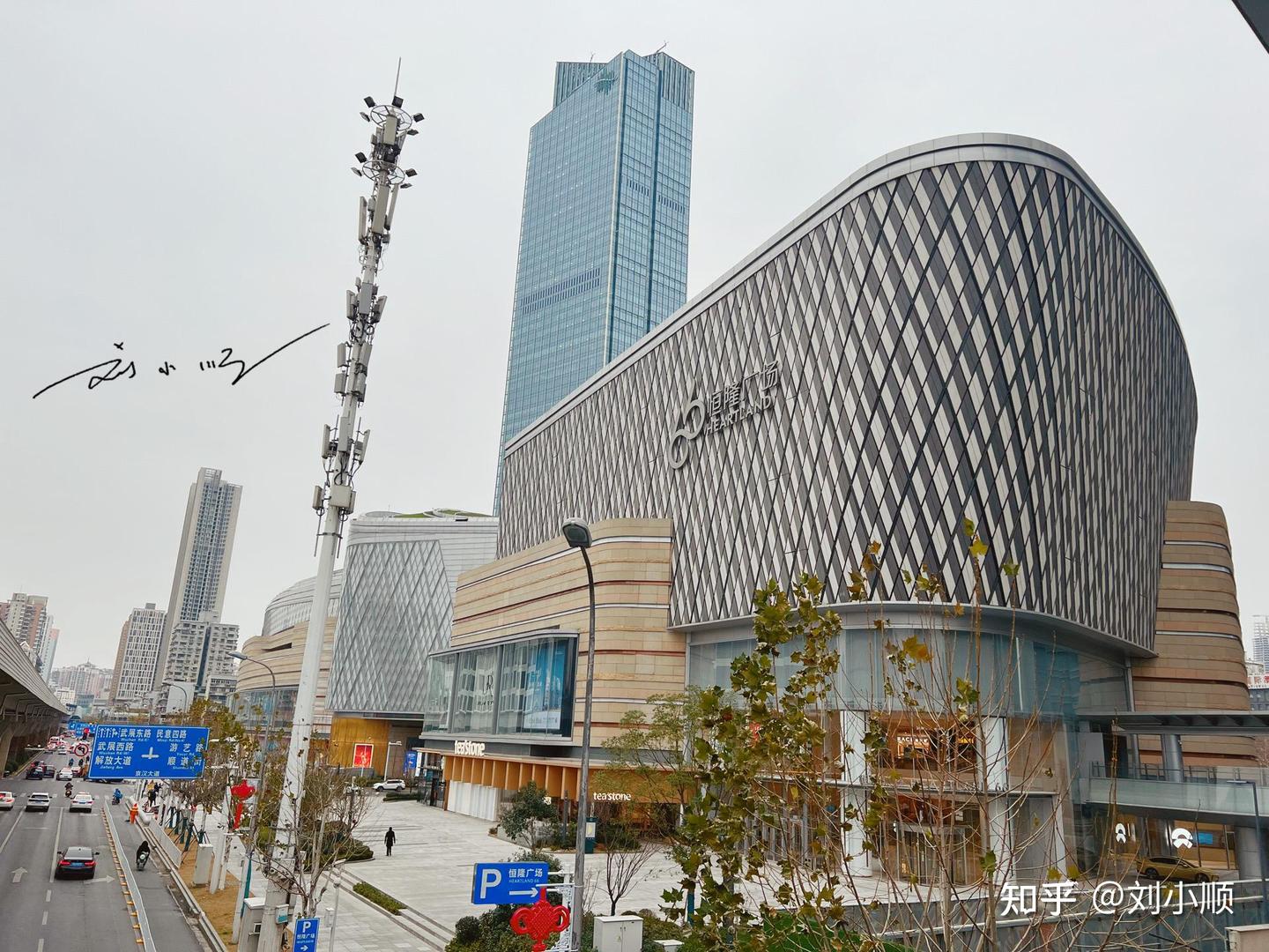 武汉这家新商场,“抢”走了唯一的爱马仕专卖店,人气似乎还不旺 - 知乎