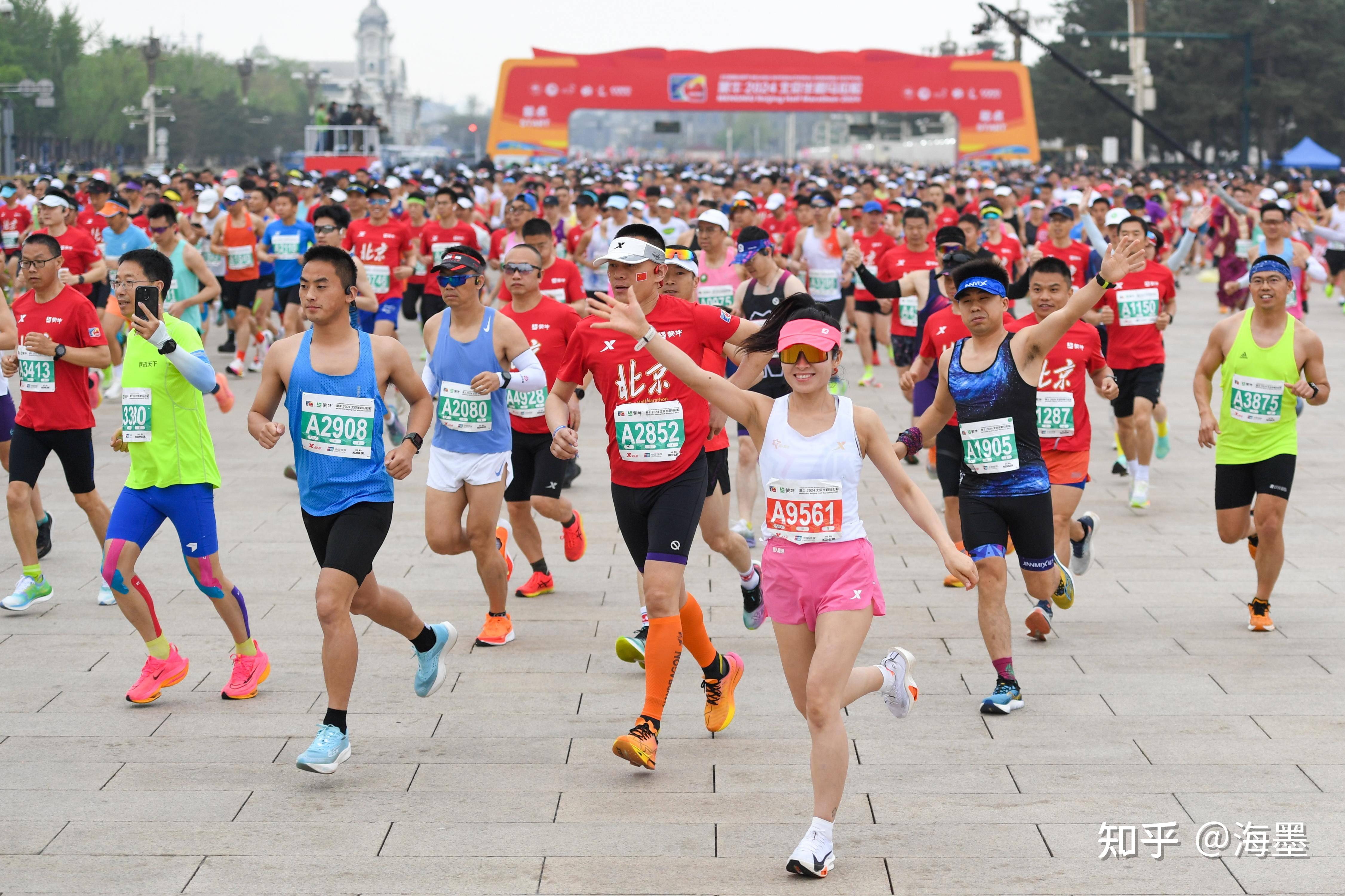 如何看待4月14日 2024北京半程马拉松黑人运动员主动减速让何杰夺冠? 
