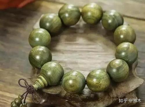 家里有个三四年前买的绿檀手串,一直放着没盘过,请问一下各位大佬