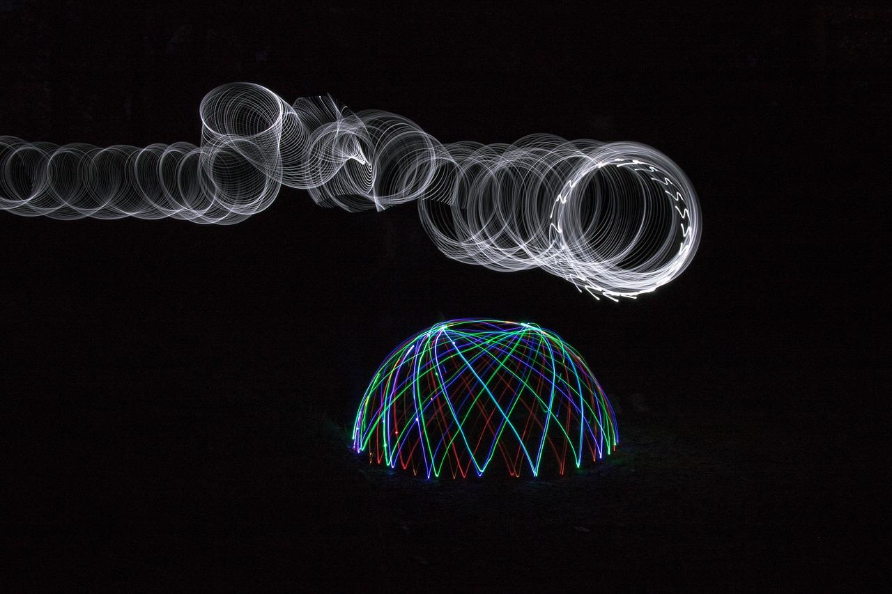 客厅圆顶配什么灯好看