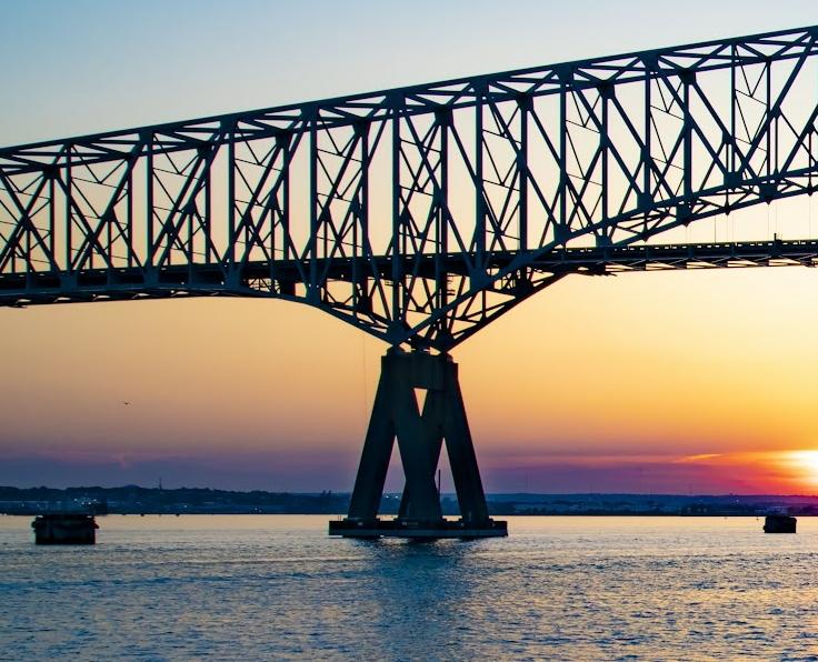 美国一桥梁因遭货船撞击坍塌,有车辆和人员落水,具体情况如何? - 知乎