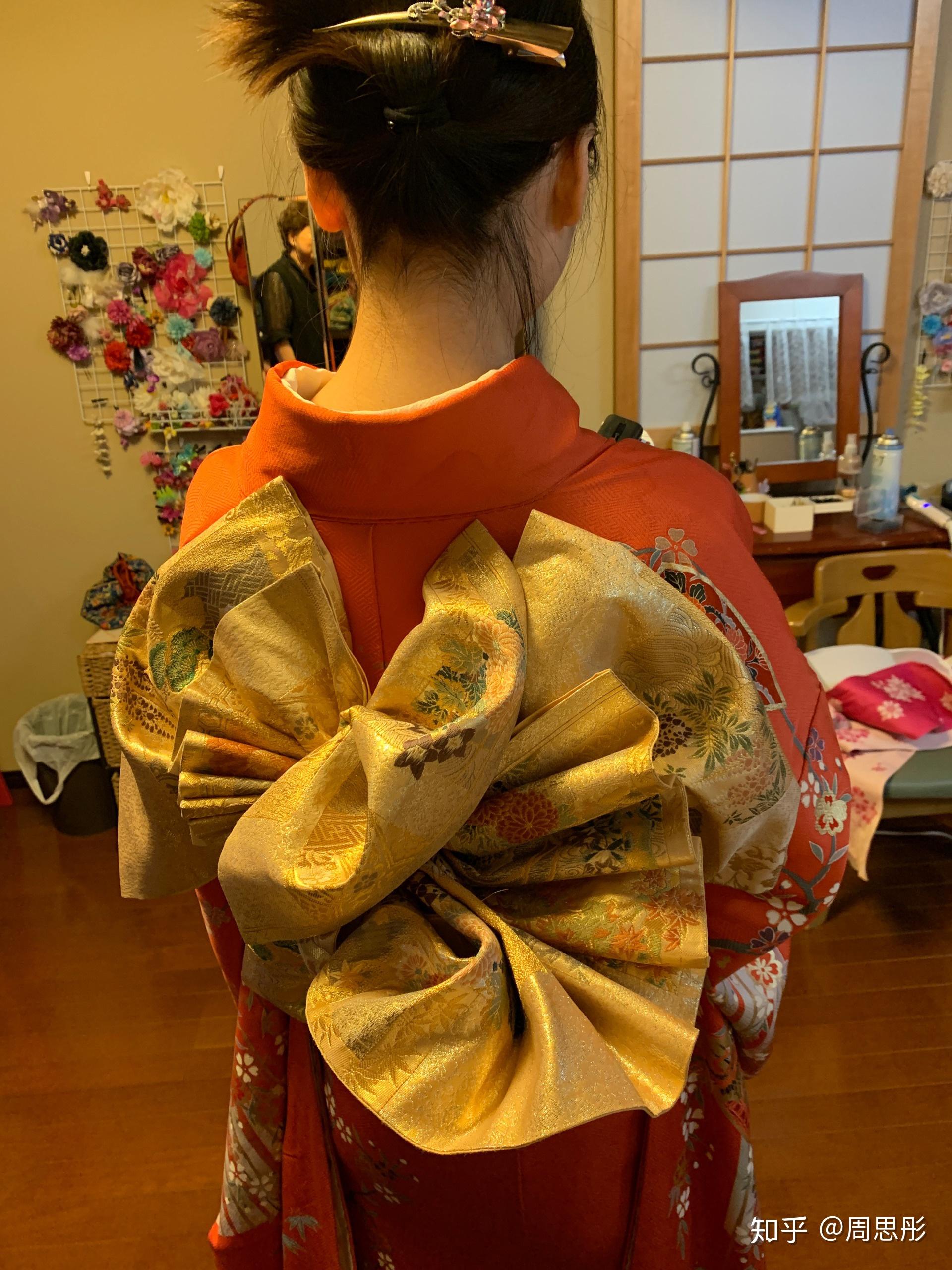 日本女性和服背后腰部的类似小枕头的东西是干嘛的