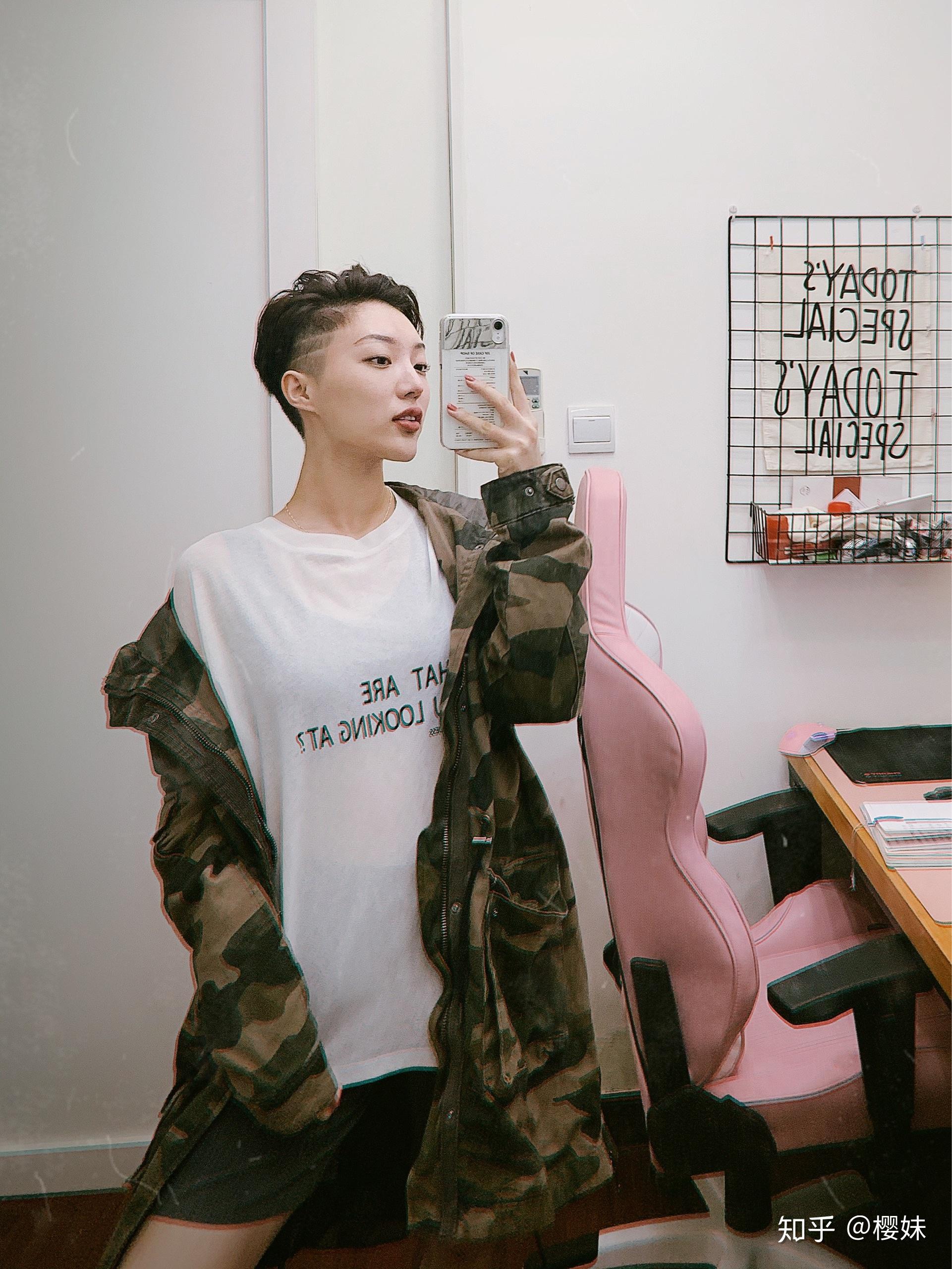女生超短发两边剃掉是什么样子