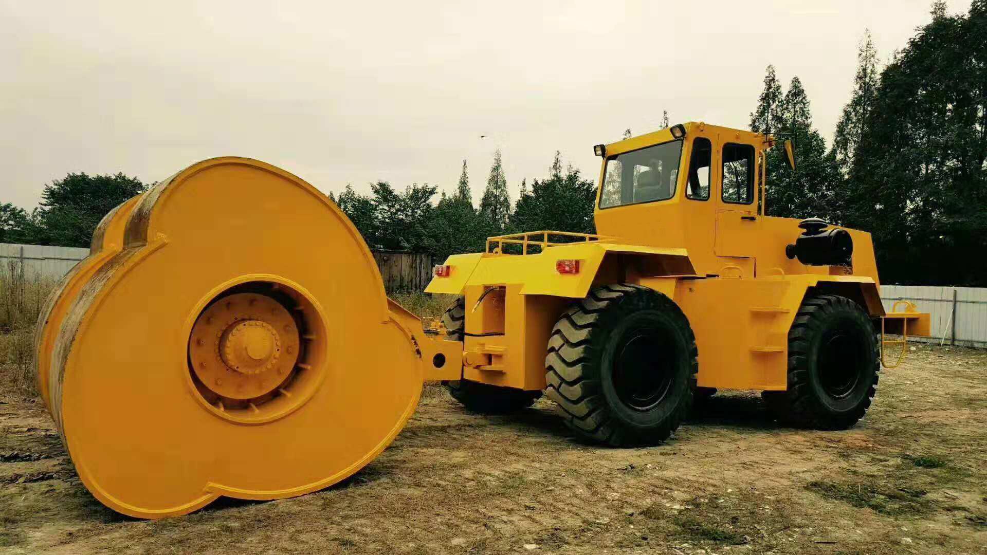 67铲车带的冲击碾压机(冲击轮)是高效压实机械——冲击压路机的核心