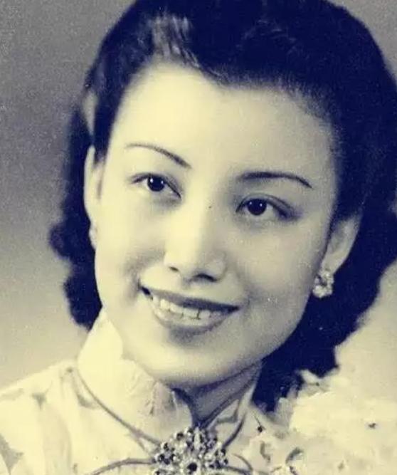 她是现在唯一在世的民国名媛,被称为上海滩最后一名美女。曾被日本军官追求,但她誓死不屈。她拥有2段婚姻5个子女,如今已经108岁了,依然从容优雅 ...