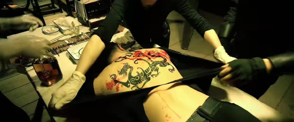 《厨子戏子痞子》中黄渤背上的纹身来历?