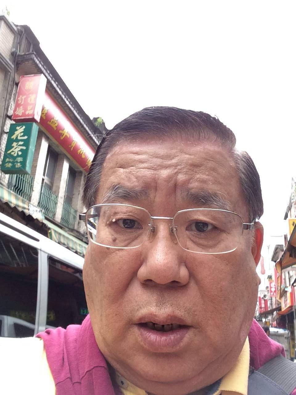 有没有中年大叔的自拍头像,那种一看就觉得是个大叔的头像?