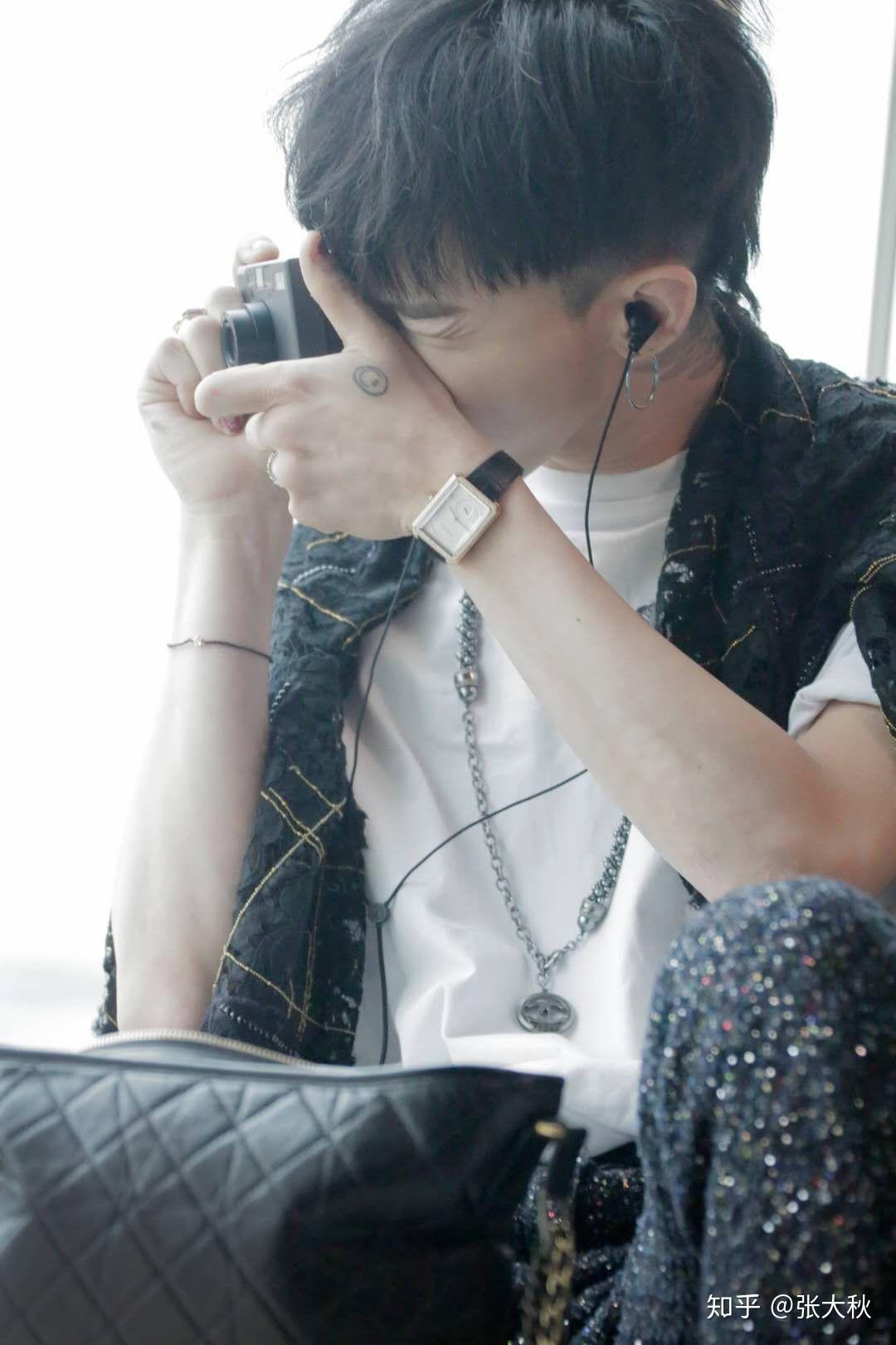 大家用的是权志龙哪张图片做的壁纸呢?我是这张呢～?