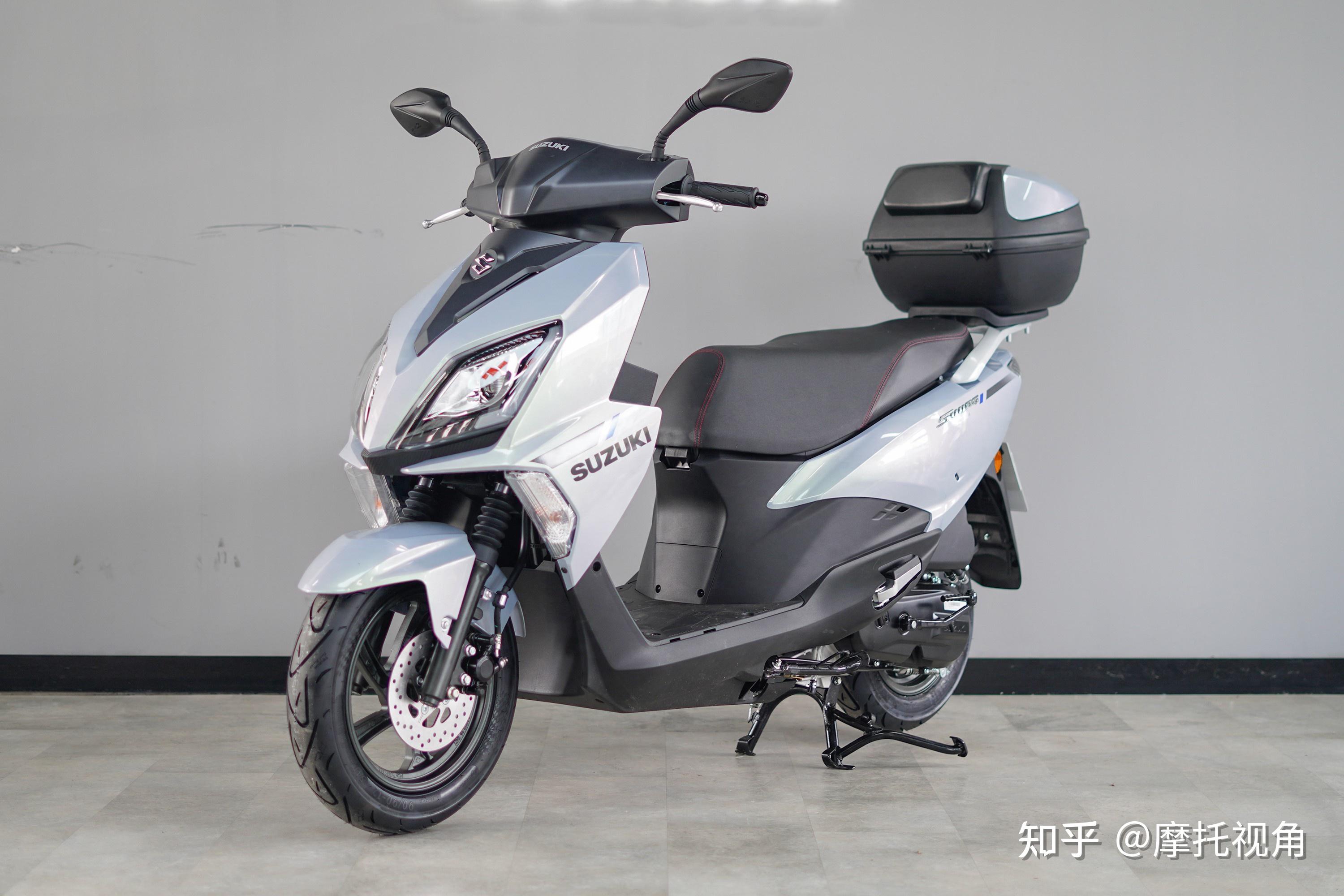 摩托车小白,市区代步入门用春风250sr还是豪爵铃木gsx250r?