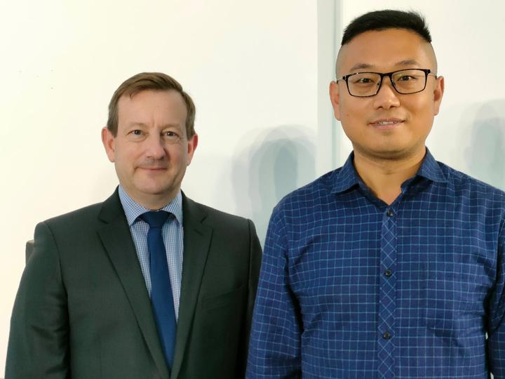 法国驻华大使白玉堂和"黄硕评论"新媒体创始人,资深媒体人,评论员黄硕