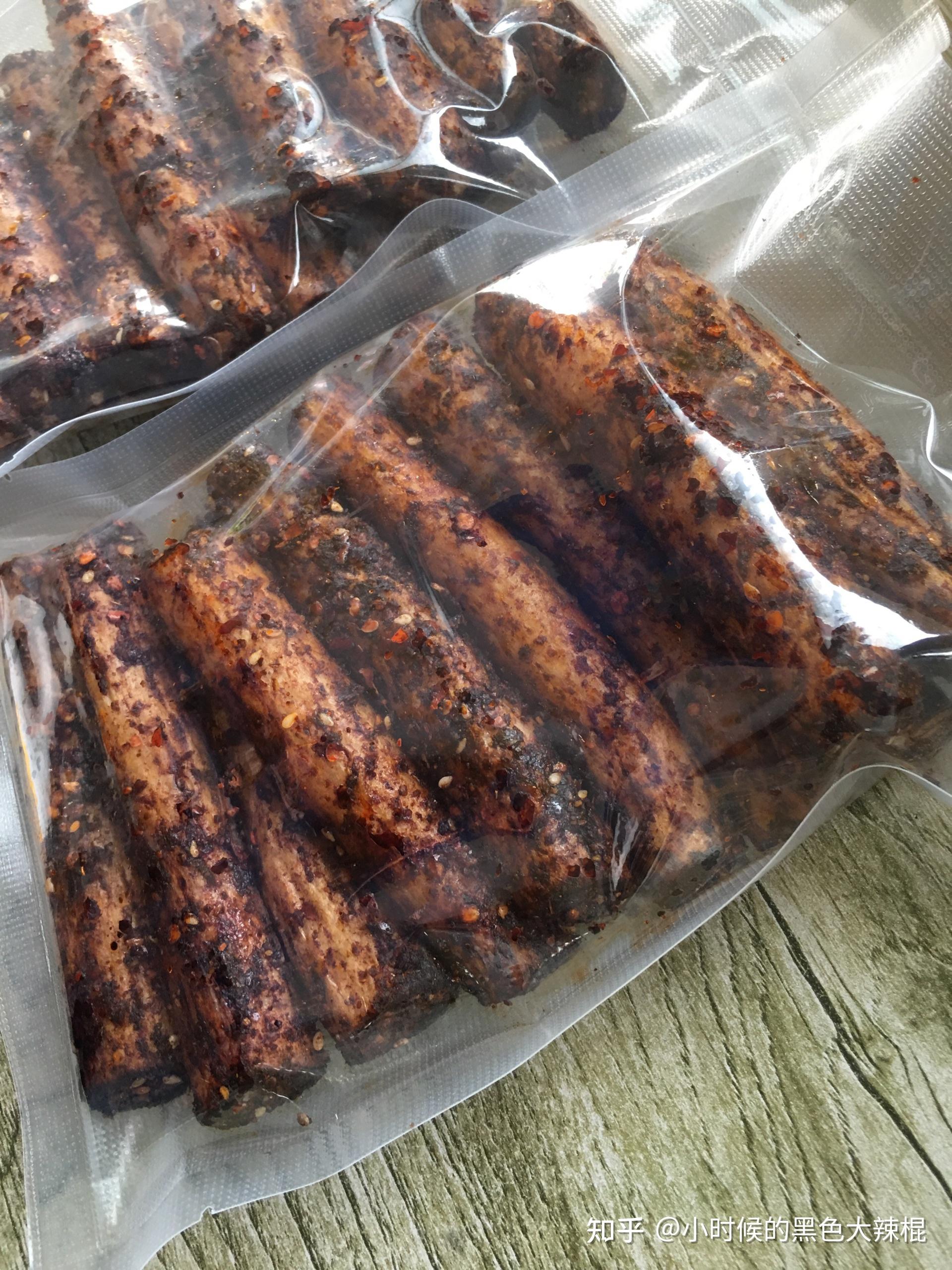 你们小时候有没有吃过一种很长的圆柱形黑色大辣条?