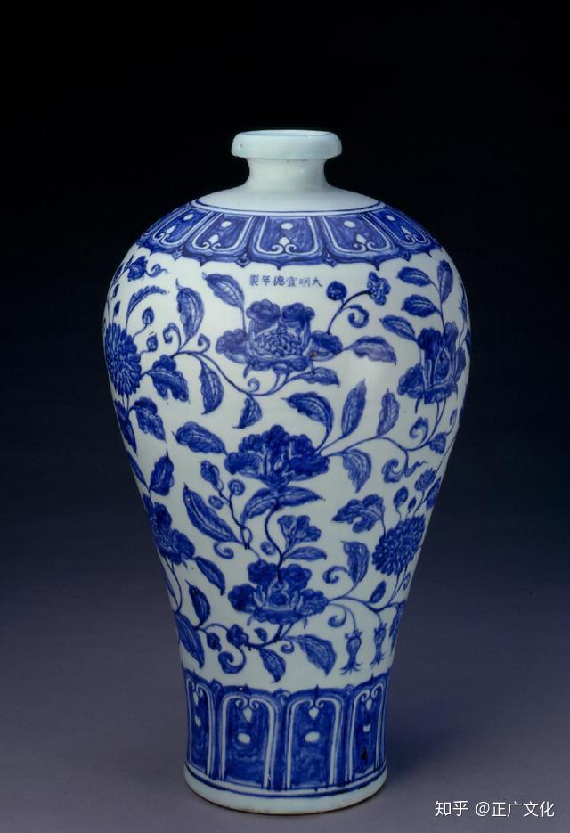 中国古美術・明宣德款青花缠枝花卉八方蒜头瓶・青花磁・純手描き・陶芸