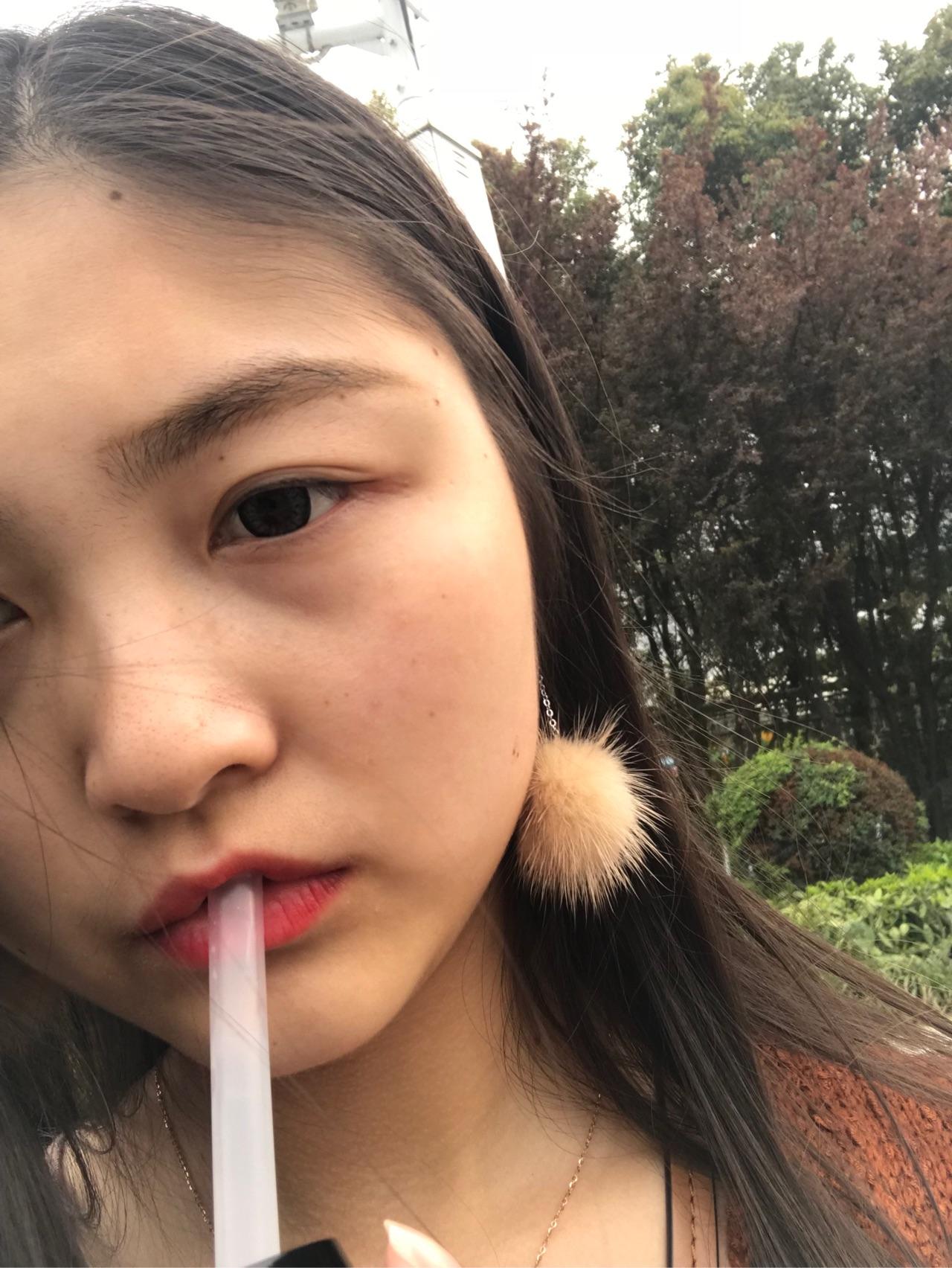 脸大且五官小的女生应该怎样打扮?