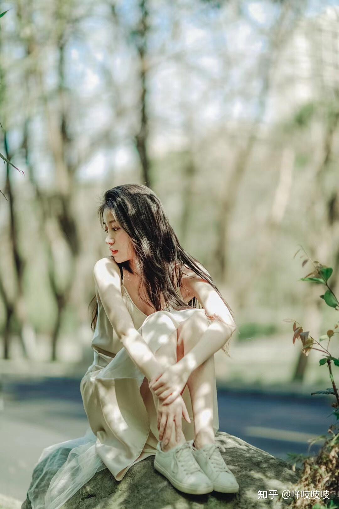 手机自拍时,怎么显得自然而不做作? - 知乎