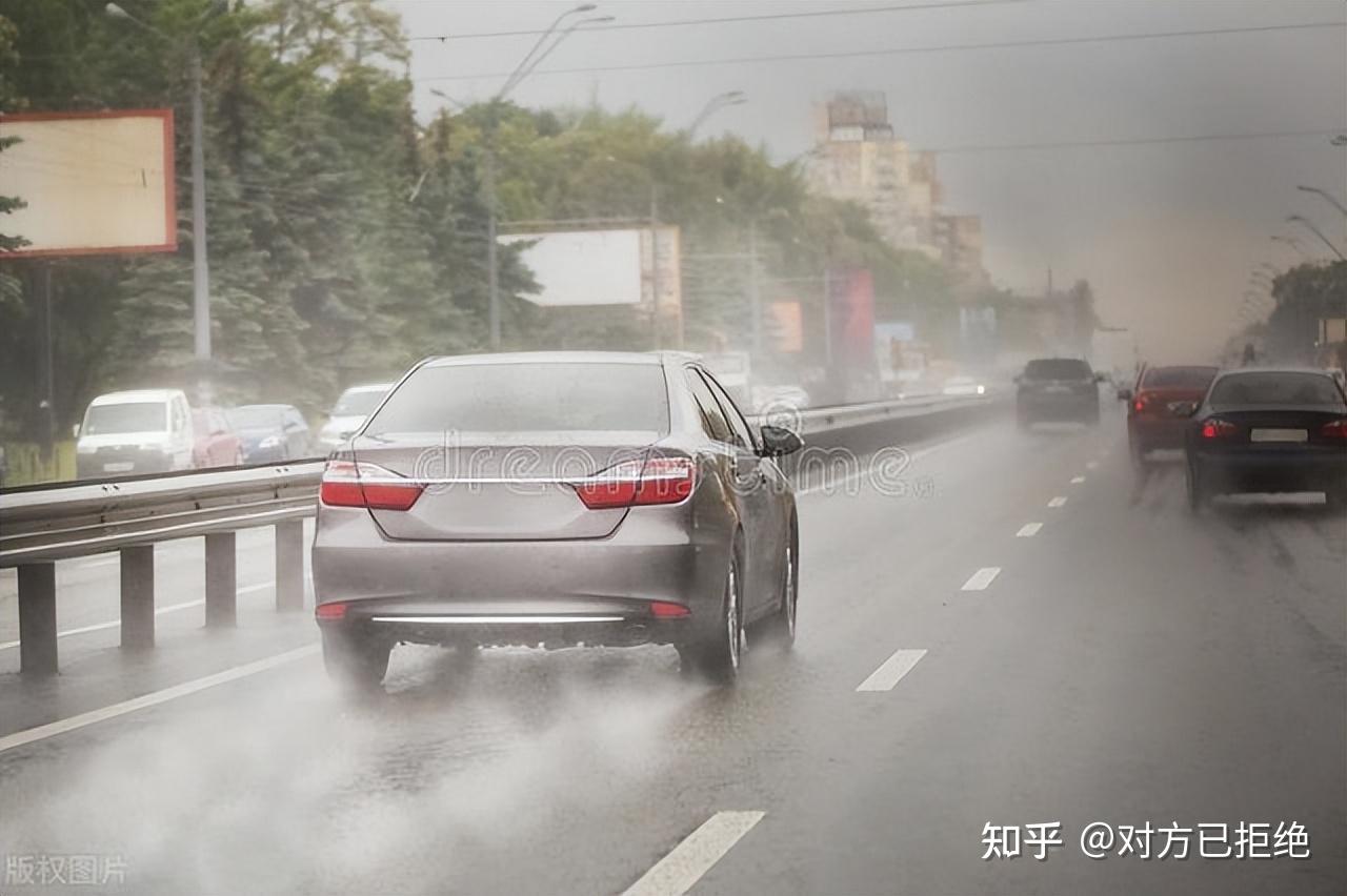 跑高速遇到暴雨可以靠边停车吗 遇到暴雨高速低于六十怎么办