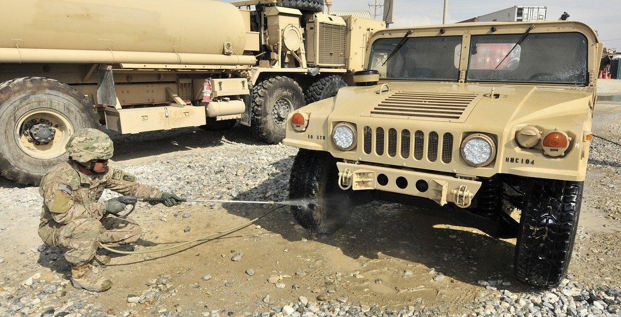 2. 温水浸泡去污