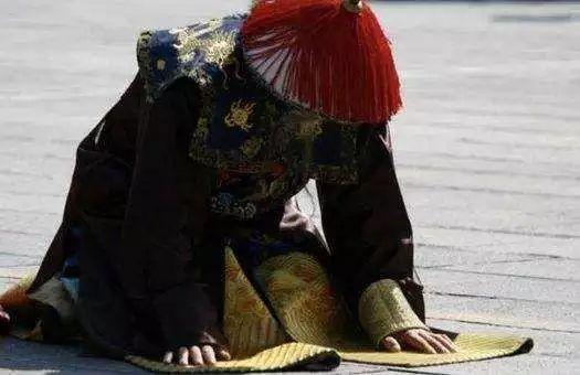 为什么西方礼节中求婚要单膝下跪来源于中世纪骑士精神吗应该屈左膝