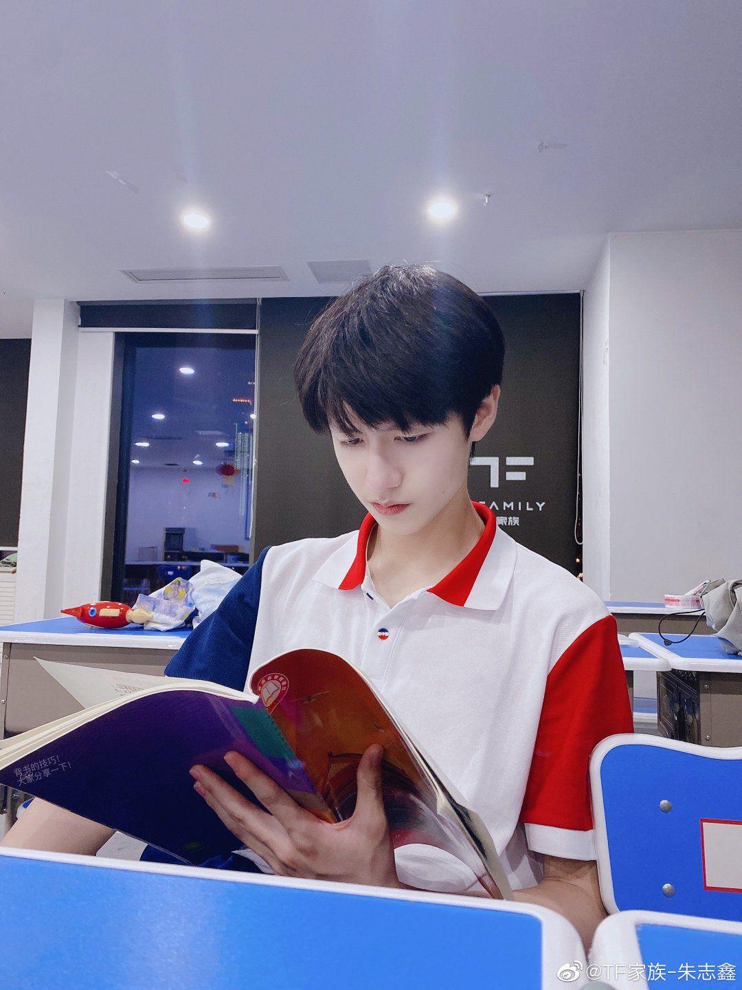 重庆七中的校草朱志鑫长得多好看?