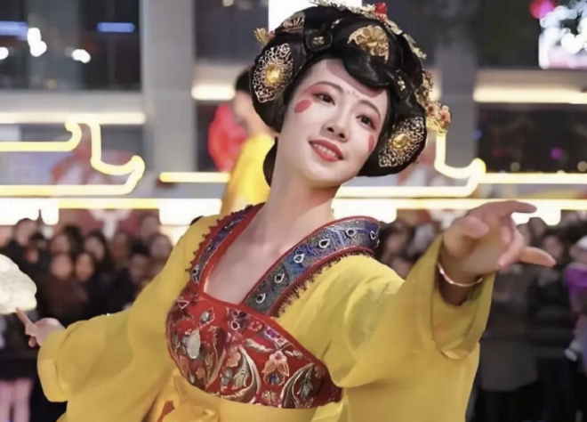 西安不倒翁小姐姐宣布离职做自媒体，如何看待她的职业选择？她的离开会对大唐不夜城造成影响吗？