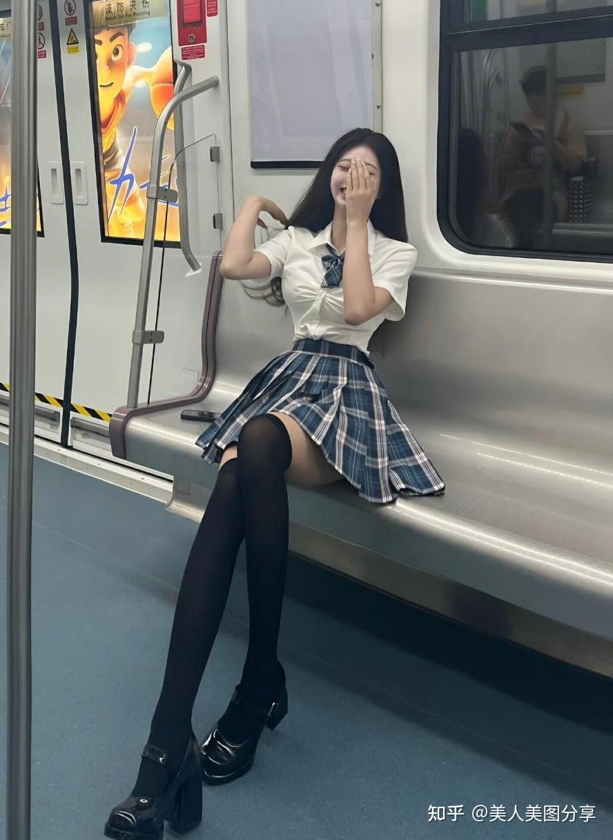 女生怎么搭配短裙才能出彩?