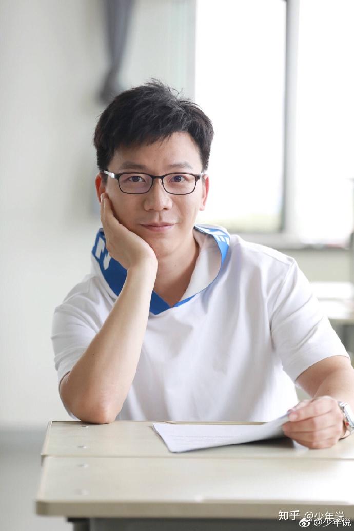 为什么《奇葩说》里的陈铭和《少年说》里的陈铭看起来像两个人?