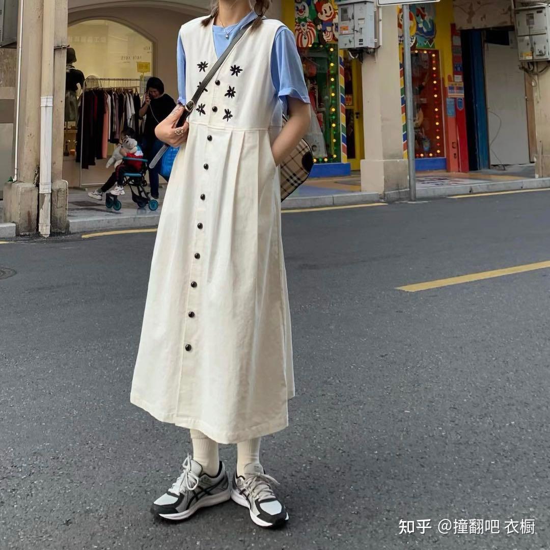 白色背带裙怎么搭上衣? - 知乎
