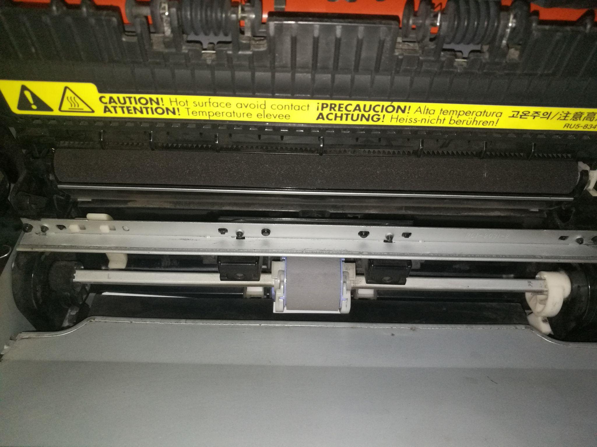 打印机惠普1020打印机卡纸了从进纸的地方把纸抽了出来没有碎纸但是不