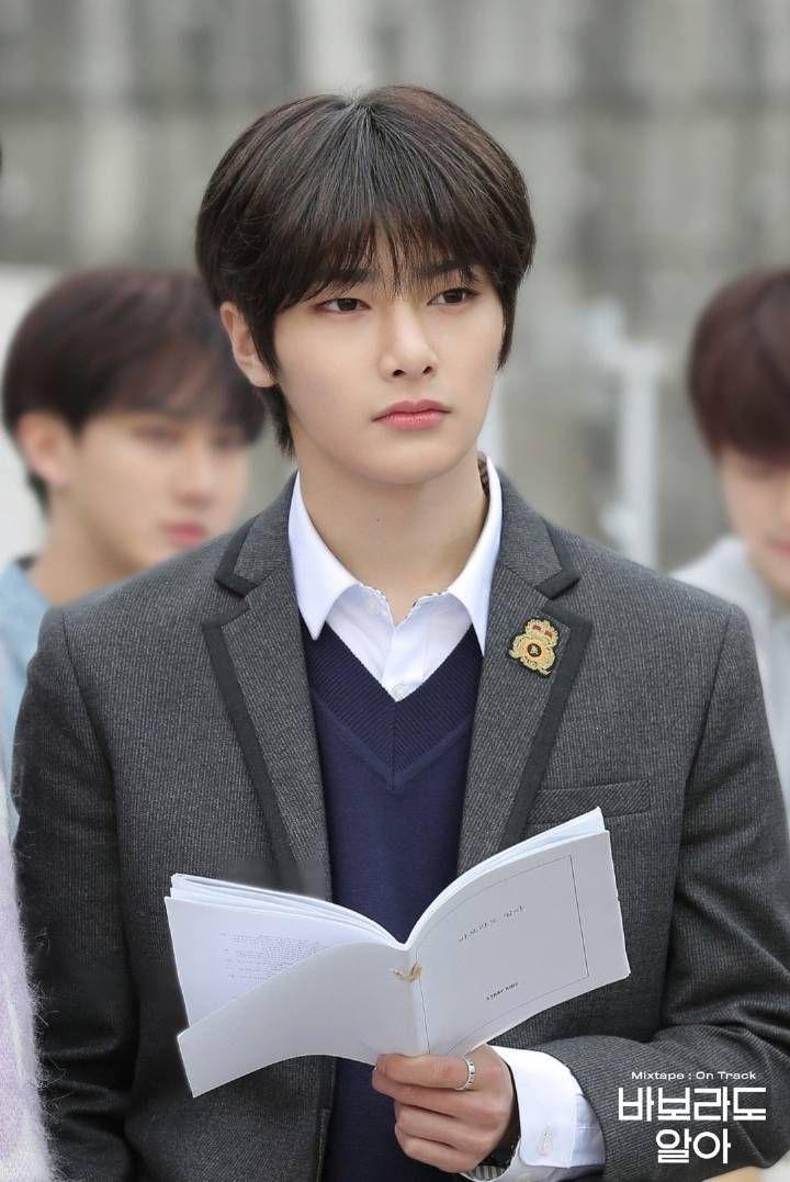 如何评价straykids成员梁精寅的长相