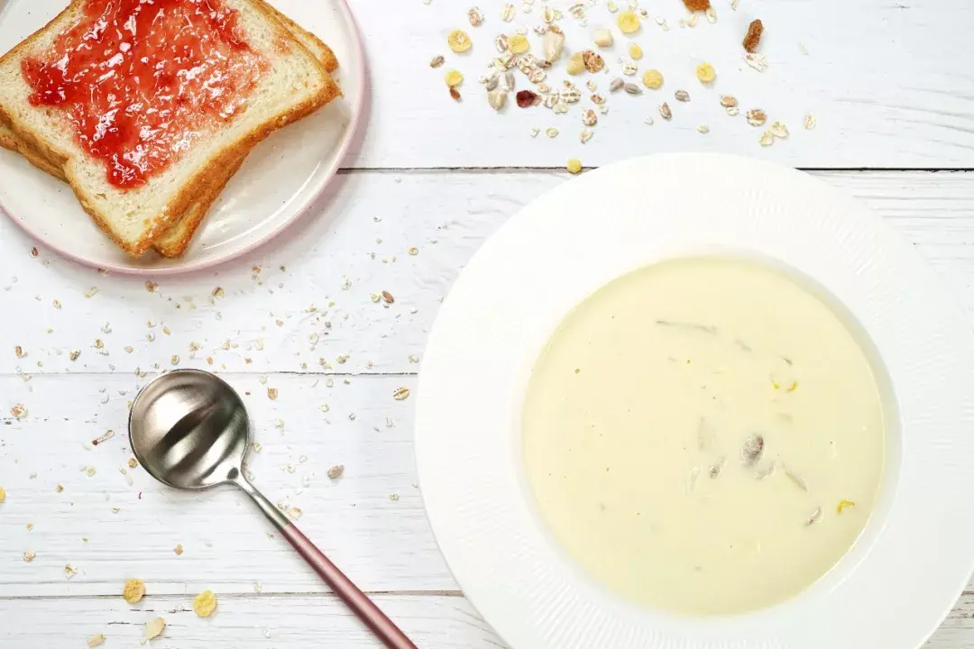 西餐牛排套餐中提供的浓汤是怎么做的?