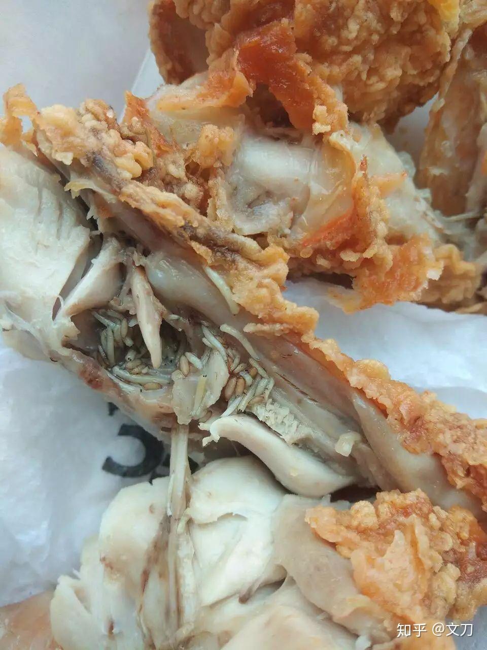 今天到超市买了个炸鸡腿吃当咬掉外面的炸粉后发现