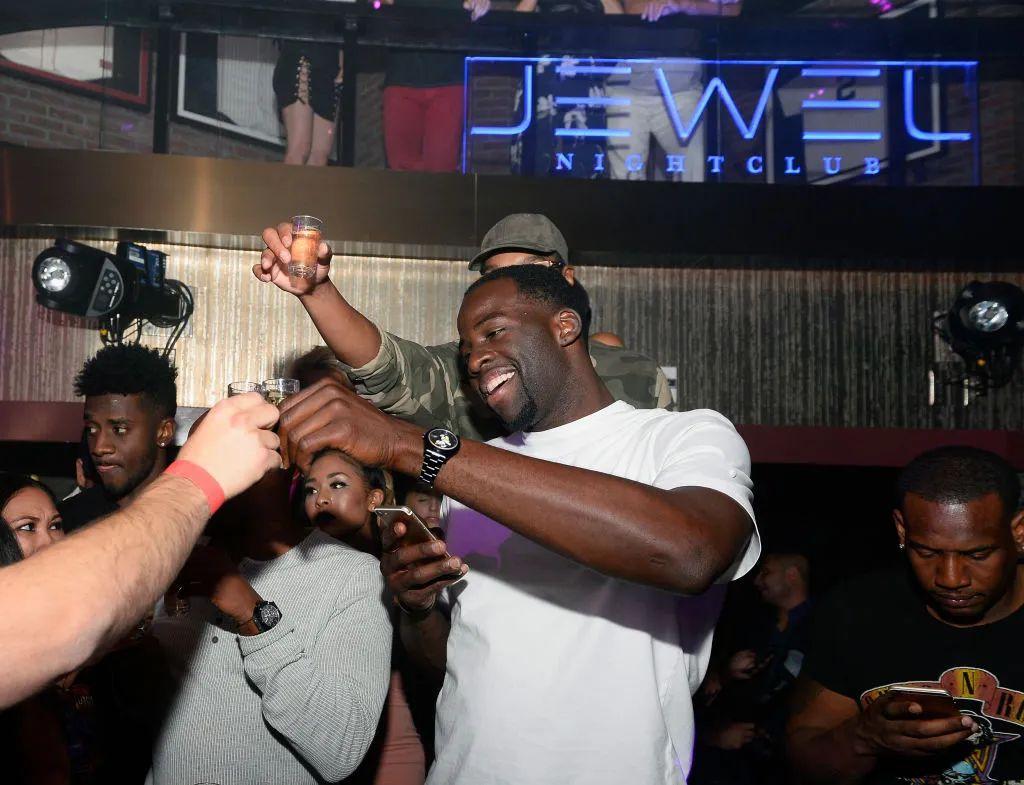 为什么哈登,汤普森这样的 nba 球员喜欢逛夜店? - 知乎