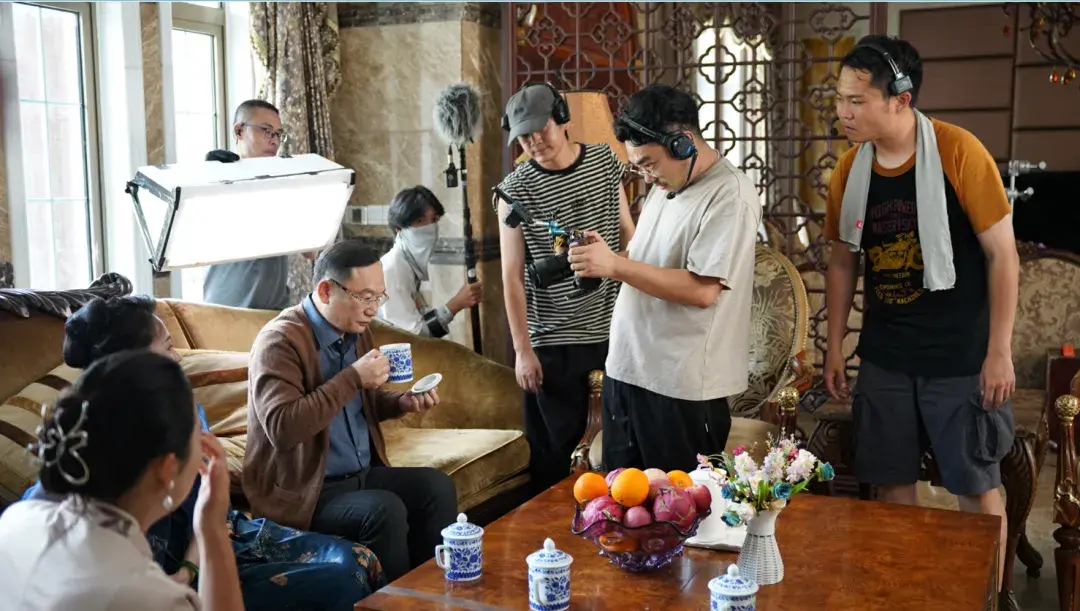 短剧圈“最不务正业”的导演：开酒吧、拍实验剧、出爆款 - 知乎