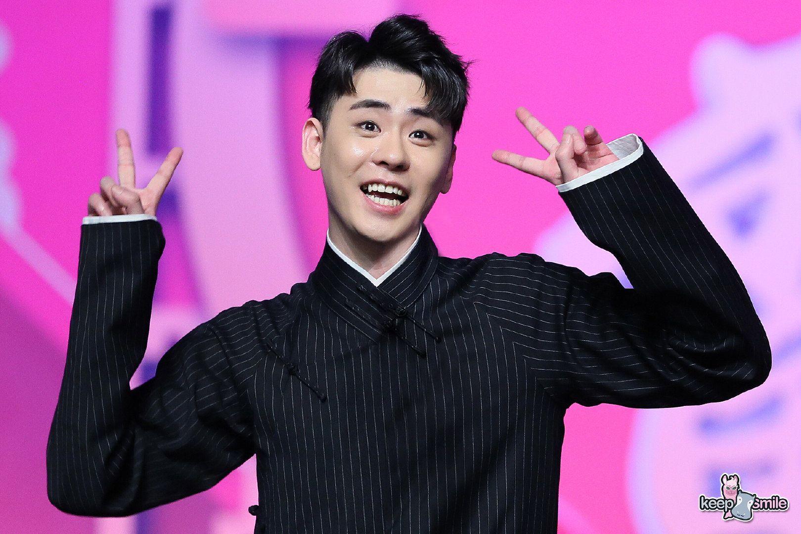 姐妹们最喜欢的张云雷的大褂是哪一件? - 知乎