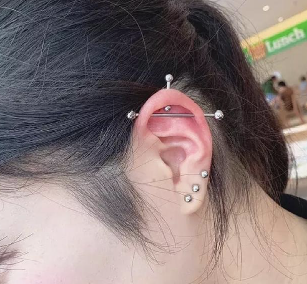 有耳垂的情况下，耳洞打在什么位置好看？